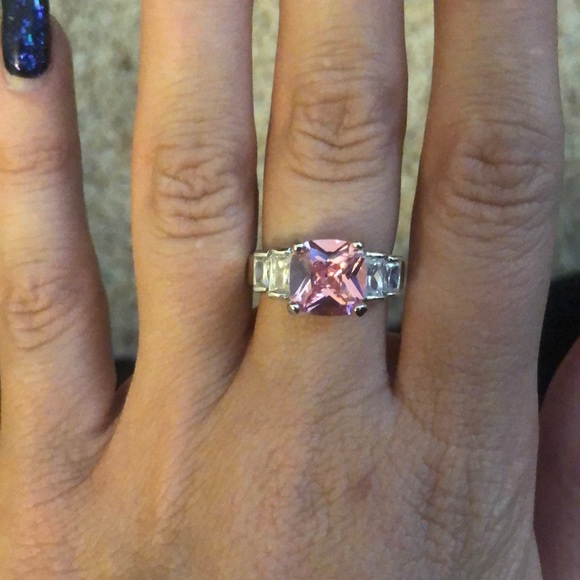 Jewelry - Pink fashion ring